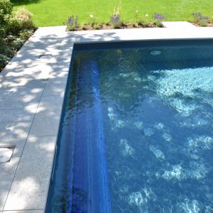 Unterflur-Rollladen bei offenem Pool.jpg