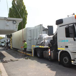 1. Das Fertigbecken wird mit dem Kran in die Baugrube gehoben..jpg