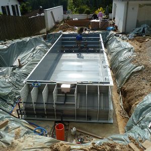 4. Das Becken ist fertig montiert und nun werden die Gegenstromanlage und die Beckenverrohrung eingebaut und angeschlossen..jpg