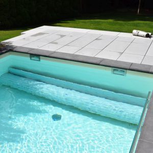 Unterflur-Rollladen bei offenem Pool.jpg