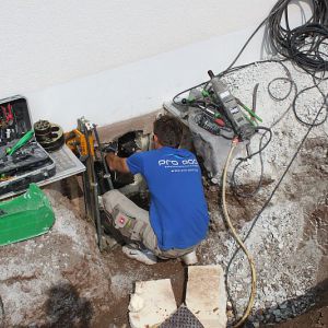 3. Die Kernbohrungen fuer die Hauseinfuehrungen werden gemacht..jpg