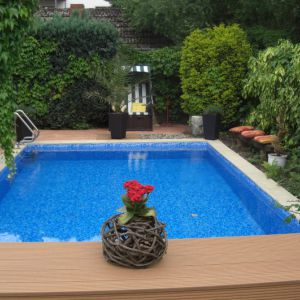 S06-Fertiger-Pool-mit-neuen-Randsteinen-und-Rollladenabdeckung-aus-WPC..jpg