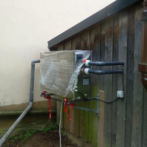 4. Die Luft- Waermepumpe wird auf einer Wandkonsole montiert..jpg