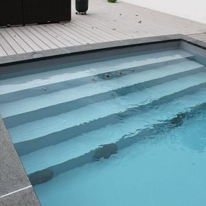 7. Die breite Einstiegstreppe mit Gegenstromanlage Lahme- X-Stream..jpg