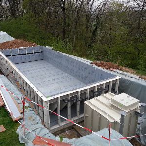 2. Das Niveko- Becken und der Technikschacht sind montiert..jpg