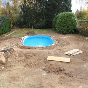 N01-2-Das-Becken-ist-mit-Magerbeton-hinterf_25C3_25BCllt.jpg