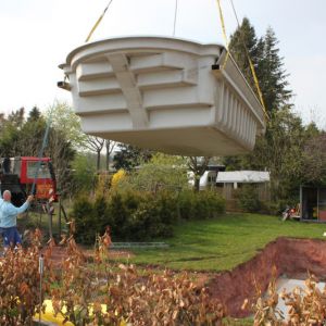 N09-Das-Becken-wird-in-die-Baugrube-gehoben.jpg