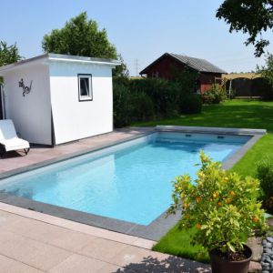 mit Poolhaus.jpg