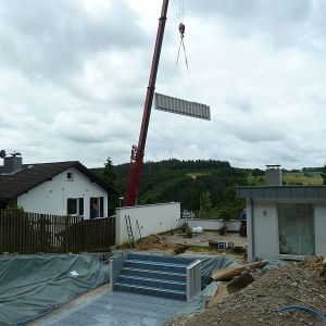 2. Die Beckenelemente werden per Kran in die Baugrube gebracht..jpg