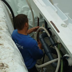 3. Das Becken sitzt und die Einbauteile werden verrohrt..jpg