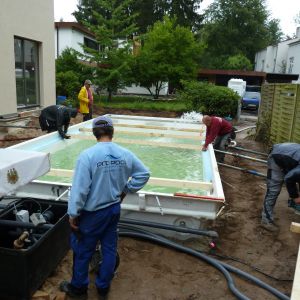 N07-Die-Beckenverrohrung-wird-angeschlossen-und-das-Becken-mit-Beton-hinterf_25C3_25BCllt.jpg
