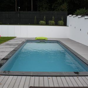 9. Fertiges Becken mit dunklen Granit- Beckenrandsteinen..jpg