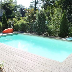N07-Der-Pool-mit-doppelstrahliger-Gegenstromanlage-und-Solar-Unterflur-Rollladenabdeckung-ist-in-Betrieb.jpg