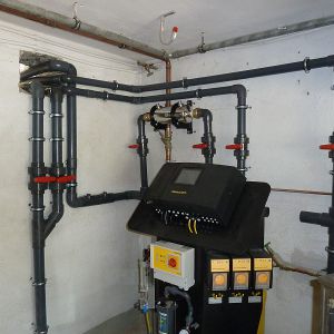 5. Im Technikraum wird zeitgleich die Dinotec- Wasseraufbereitung Net+ montiert..jpg