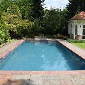Frontansicht mit Blick aufs Poolhaus.jpg