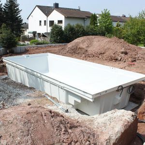 2. Das Becken steht in der Baugrube..jpg