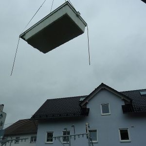 2. Das Fertigbecken wird in die Baugrube gehoben..jpg