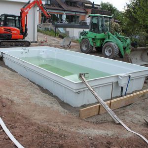 4. Das Polyesterbecken ist verrohrt und wird mit Beton hinterfuellt..jpg