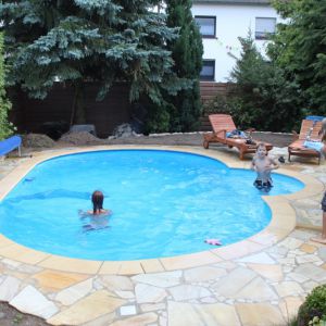 N05-2-Aussenbereich-mit-Polygonalplatten.jpg