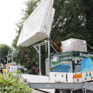 N07-Das-Becken-wird-abgeladen.jpg