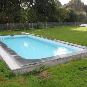 5. Das Becken ist fertig und die Fundamente fuer die Alukov- Ueberdachung sind betoniert..jpg