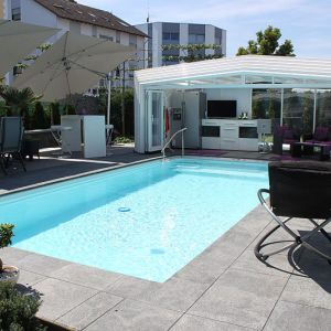 9. Pool mit geoeffneter Halle.jpg